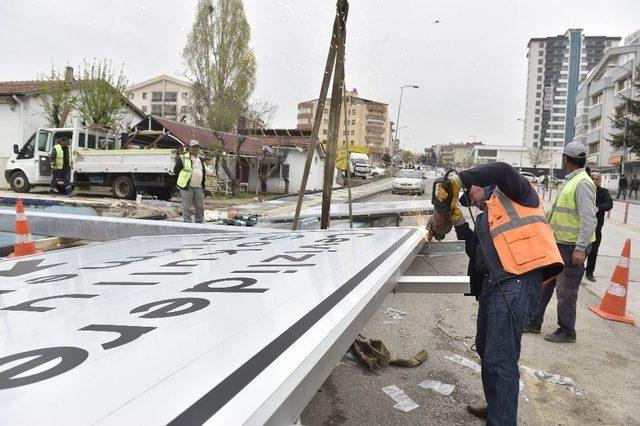 Başkent’te, Her Yöne Trafik Levhası