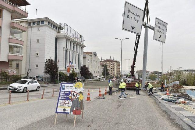 Başkent’te, Her Yöne Trafik Levhası