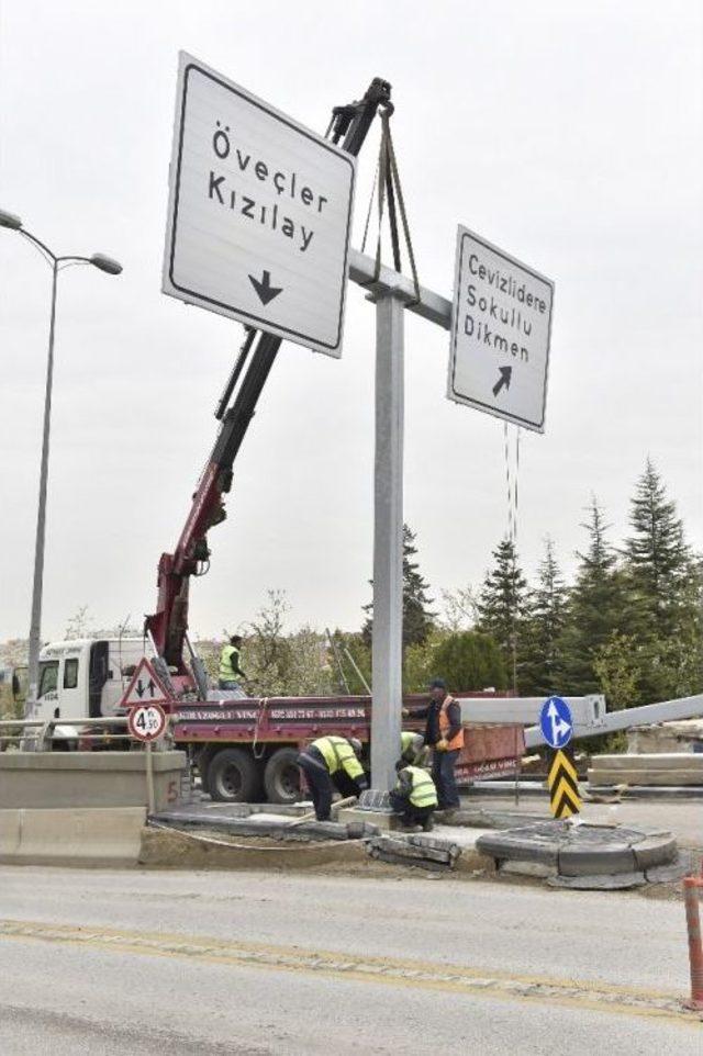 Başkent’te, Her Yöne Trafik Levhası