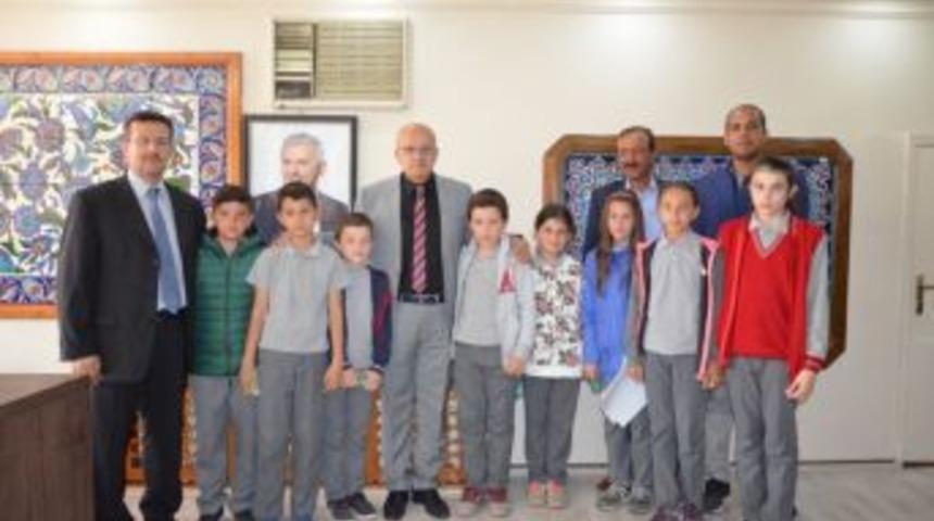 Minikler Okulları İ&ccedil;in Başkanın Kapısını &Ccedil;aldı