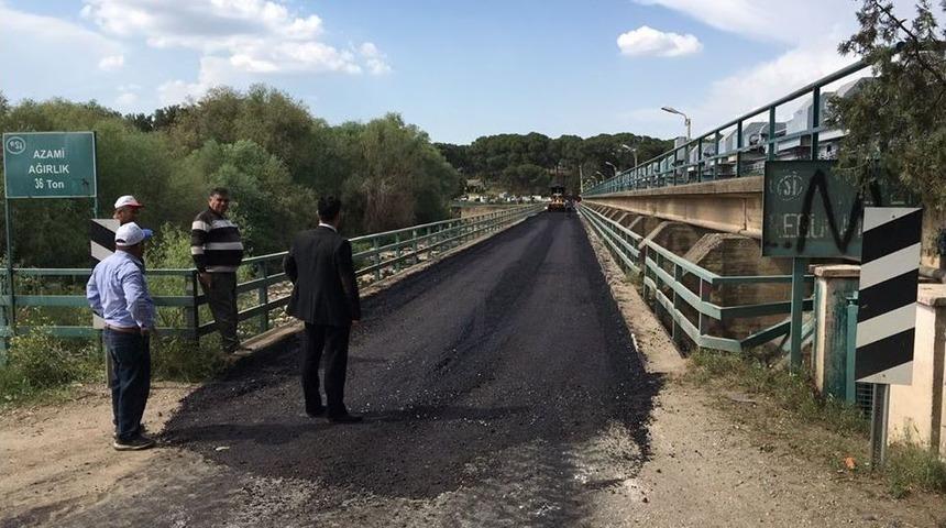 Reg&uuml;lat&ouml;r K&ouml;pr&uuml;s&uuml;ne Sıcak Asfalt