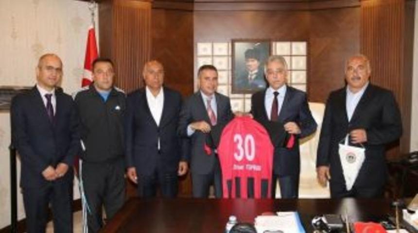Y&uuml;ksekova Belediyespor Y&ouml;neticilerinden Vali Toprak&rsquo;a Ziyaret