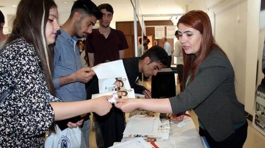 &Uuml;niversiteler &Ouml;ğrencilerle Buluştu