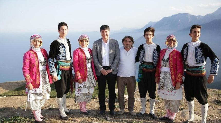 Parasızlık Nedeniyle Şampiyonaya Gidemeyen Folklor Ekibine M&uuml;jde
