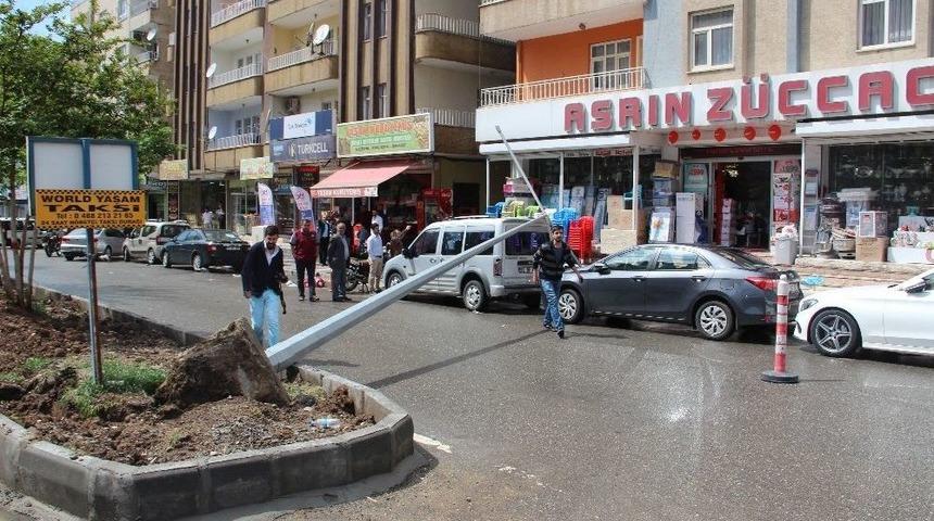 Elektrik Direği Park Halindeki Ara&ccedil;ların &Uuml;zerine Devrildi