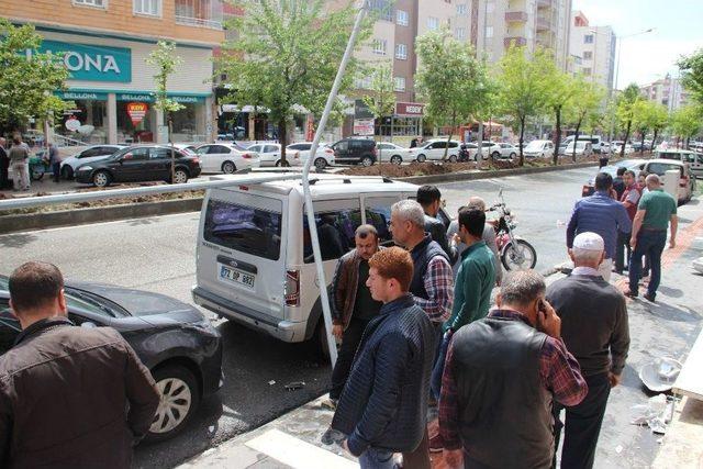 Elektrik Direği Park Halindeki Araçların Üzerine Devrildi