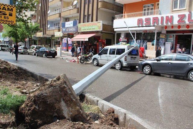 Elektrik Direği Park Halindeki Araçların Üzerine Devrildi