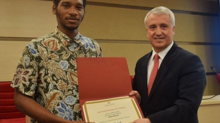 &Ouml;ğrenciler Onur Ve Y&uuml;ksek Onur Belgelerini Rekt&ouml;r G&uuml;ndoğan&rsquo;ın Elinden Aldılar