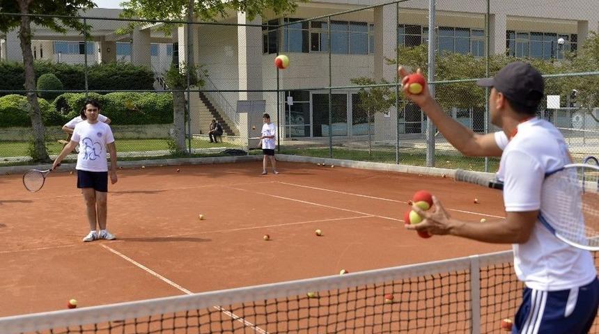 Mersin&rsquo;deki Engelliler Kortlarda Buluştu