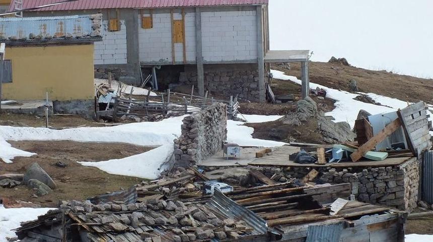 Fırtınadan Zarar G&ouml;ren Evler, Yaylacıları Kara Kara D&uuml;ş&uuml;nd&uuml;r&uuml;yor
