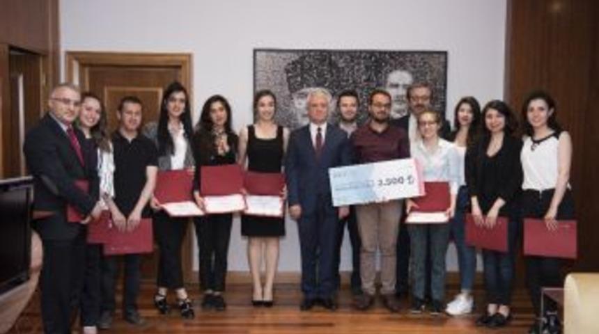 Ödül Alan Hukuk Fakültesi Öğrencileri Rektör Gündoğan’ı Ziyaret Etti