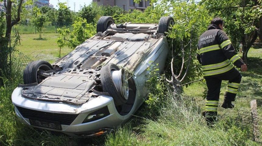 Hafif Ticari Aracın &Ccedil;arptığı Otomobil Takla Attı:3 Yaralı