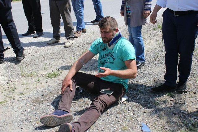 Hafif Ticari Aracın Çarptığı Otomobil Takla Attı:3 Yaralı 1