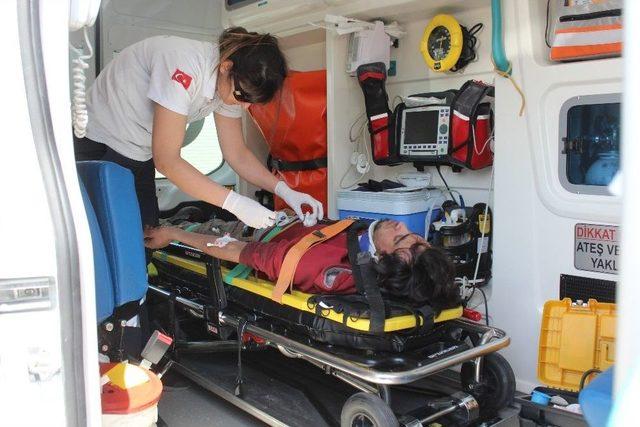 Hafif Ticari Aracın Çarptığı Otomobil Takla Attı:3 Yaralı 2