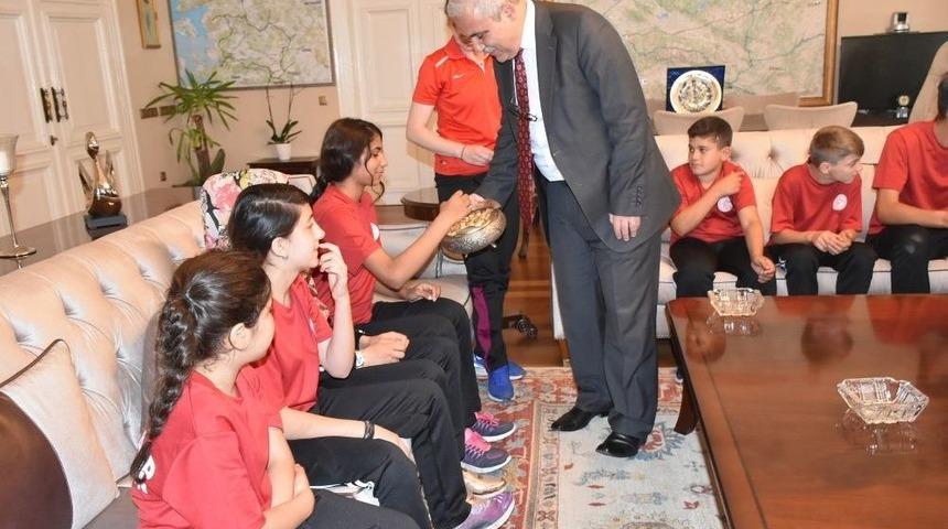 Mutluluklarını Vali G&uuml;ven&ccedil;er İle Paylaştılar