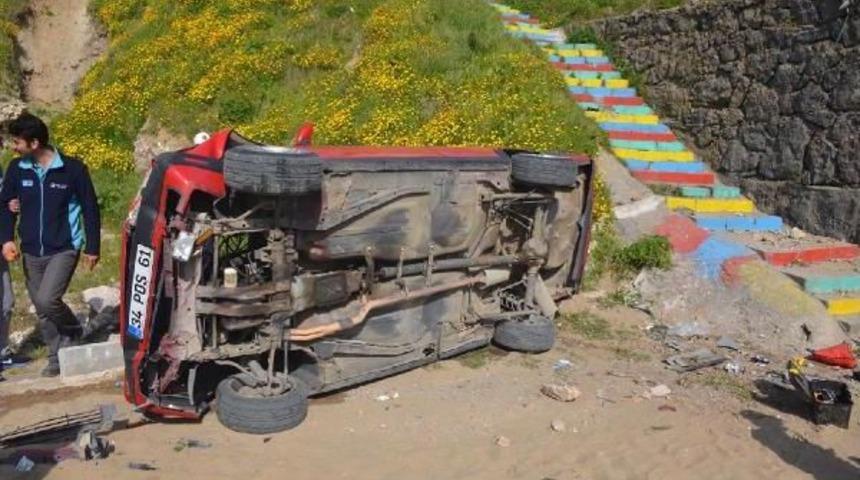 Otomobil U&ccedil;urumdan Yuvarlandı: 3 Yaralı