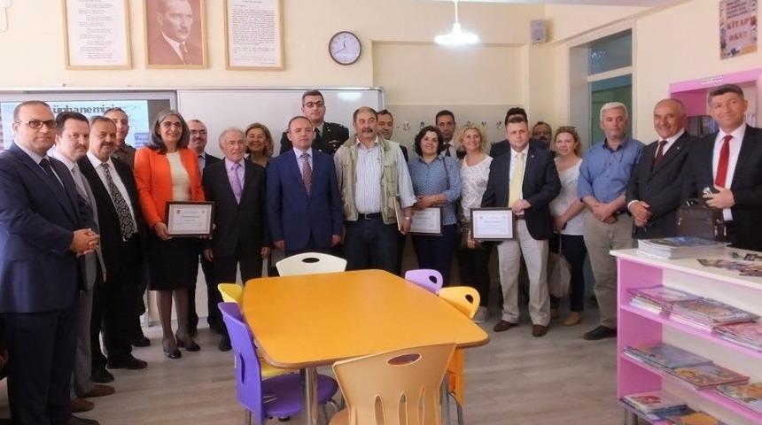 Burhaniye&rsquo; De K&uuml;t&uuml;phaneye Destek Olan İş Adamlarına Teşekk&uuml;r Belgesi