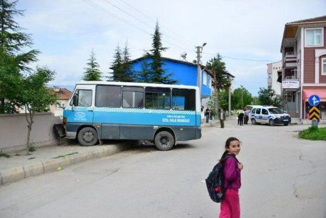 Freni Boşalan Minibüs, Okulun Bahçe Duvarına Çarptı: 5 Yaralı