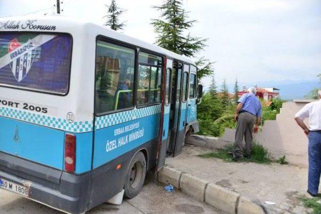 Freni Boşalan Minibüs, Okulun Bahçe Duvarına Çarptı: 5 Yaralı