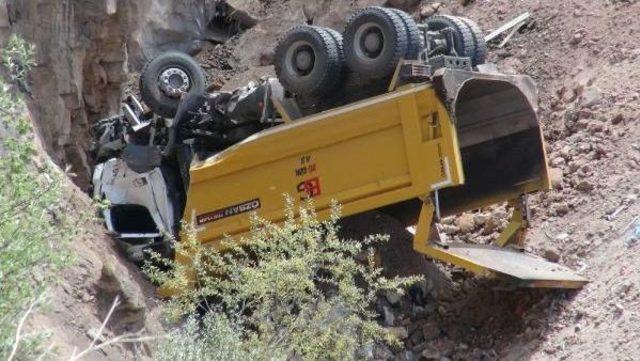 Hafriyat Kamyonu 40 Metrelik Uçuruma Düştü