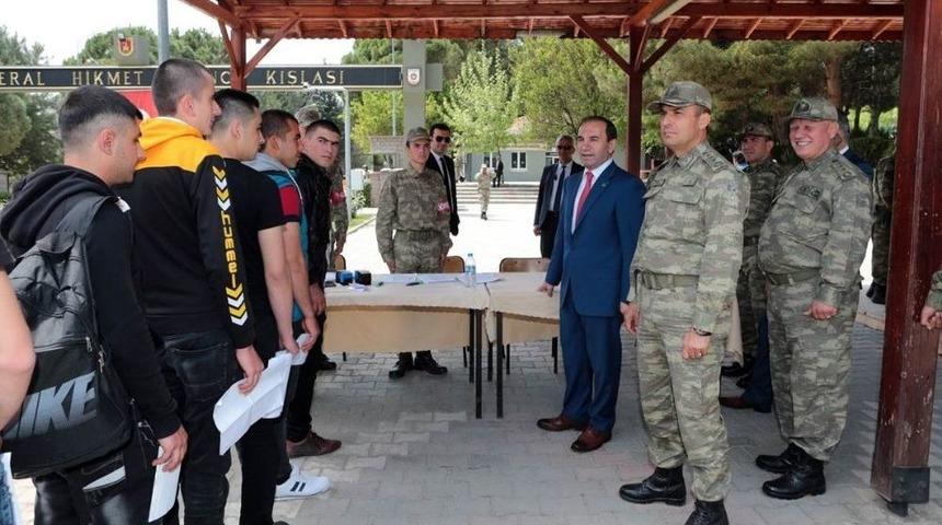 Acemi Erleri Vali İle Komutanlar Karşıladı