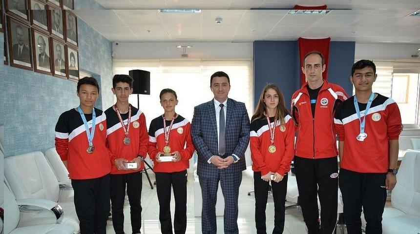 Atletizmde Dereceye Giren Sporculara Madalyaları Takdim Edildi
