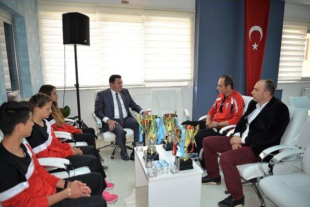 Atletizmde Dereceye Giren Sporculara Madalyaları Takdim Edildi