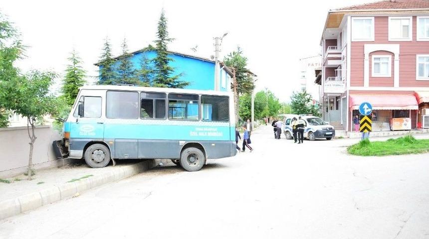 Freni Patlayan Minibüs Okulun Bahçe Duvarına Çarptı: 5 Yaralı