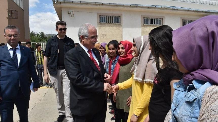 Vali Tuna Öğrencilerle Bir Araya Geldi