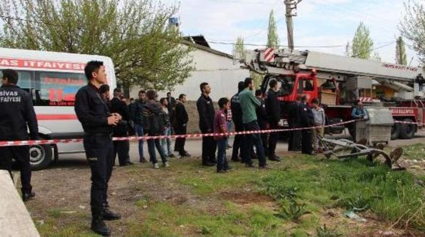 Baz Istasyonu Direğine Tırmanıp Intihara Kalkıştı