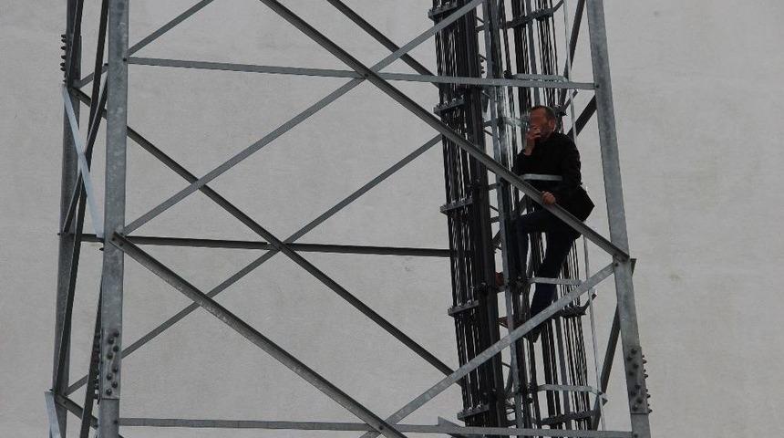 Baz İstasyonuna &Ccedil;ıkıp İntihara Kalkıştı