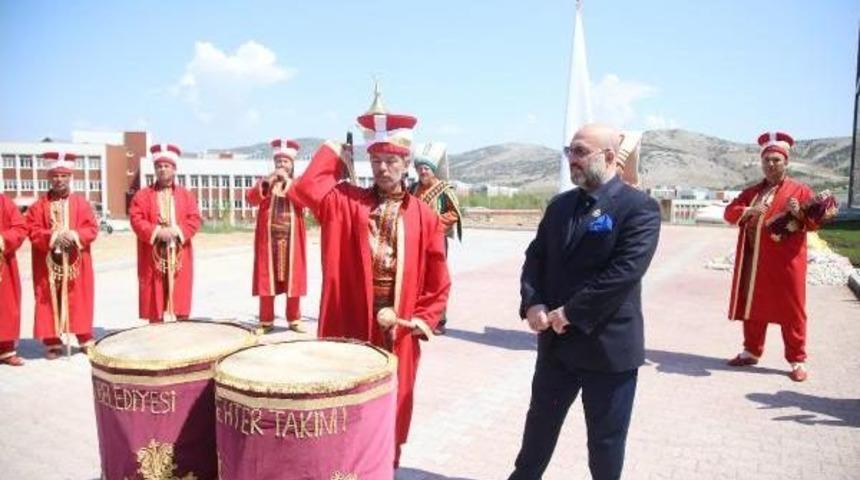 2'nci Abd&uuml;lhamid'in Torunu Mehter Marşlarıyla Karşılandı