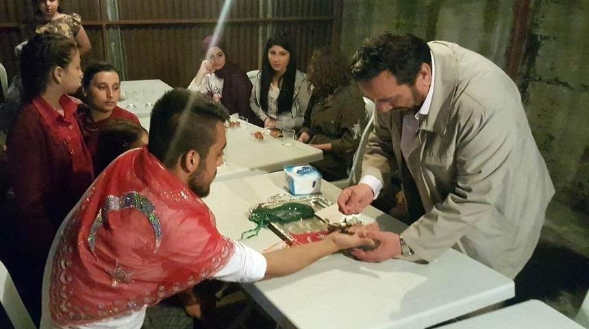 Ana Kuzuları Asker Ocağına Kına Yakılarak G&ouml;nderiliyor