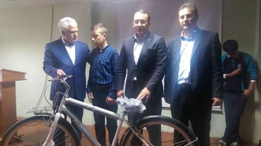 Başarılı Ve İhtiya&ccedil; Sahibi 140 &Ouml;ğrenciye Bisiklet Dağıtıldı