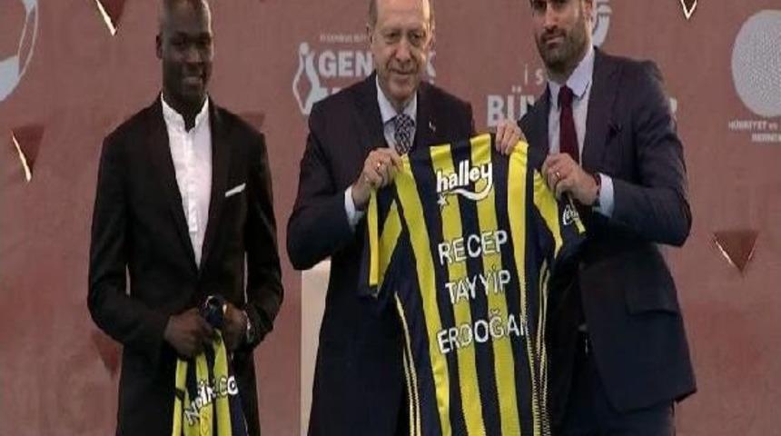 (Geniş)Erdoğan: Sosyal Medyada Şahsım Ve Partim &Uuml;zerinden Gereksiz Tartışmalar Yaşanıyor Onlar Fitne &Uuml;retiyor