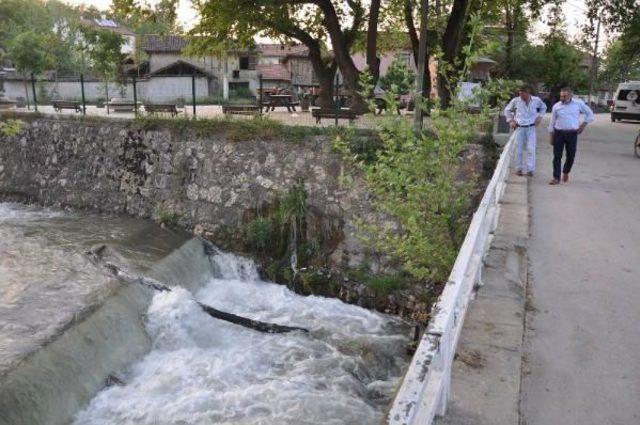 Dereye Düşen Suriyeli Çocuk Ile Yardıma Eden Kişiyi Vatandaşlar Kurtardı