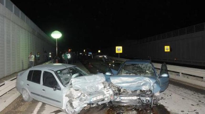 Kaza Yapan Otomobilden Inen S&uuml;r&uuml;c&uuml;ye Başka Bir Otomobil &Ccedil;arptı: 1 &Ouml;l&uuml;, 2 Yaralı