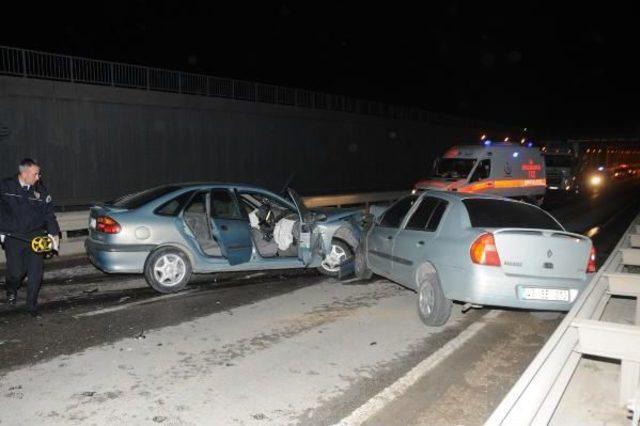 Kaza Yapan Otomobilden Inen Sürücüye Başka Bir Otomobil Çarptı: 1 Ölü, 2 Yaralı