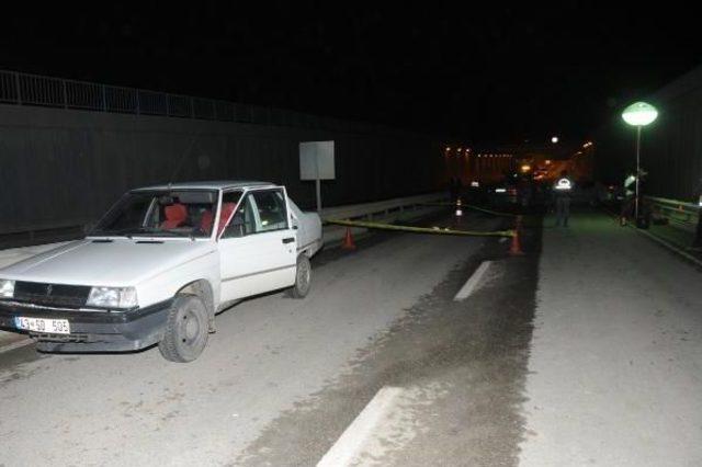 Kaza Yapan Otomobilden Inen Sürücüye Başka Bir Otomobil Çarptı: 1 Ölü, 2 Yaralı