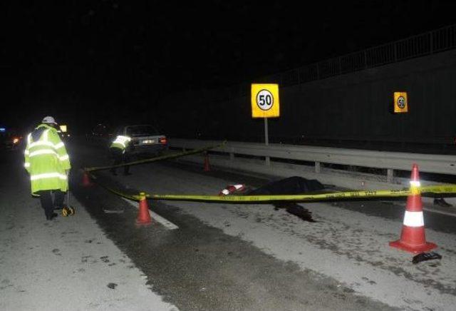 Kaza Yapan Otomobilden Inen Sürücüye Başka Bir Otomobil Çarptı: 1 Ölü, 2 Yaralı