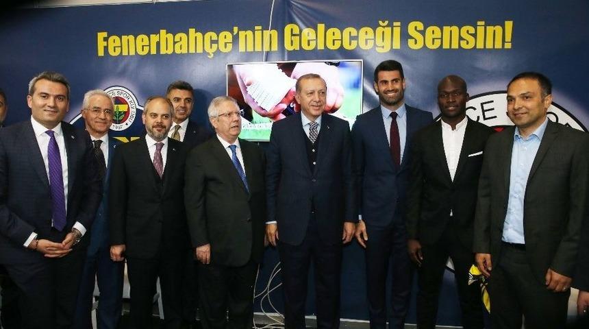 Cumhurbaşkanı Erdoğan, "hedef 1 Milyon &Uuml;ye" Standını Ziyaret Etti