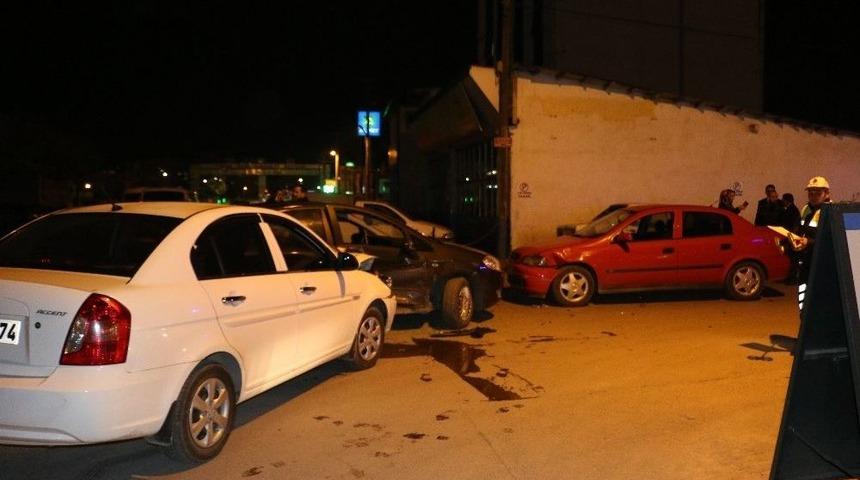 Kadın S&uuml;r&uuml;c&uuml;n&uuml;n Kullandığı Otomobile İki Ara&ccedil; Birden &Ccedil;arptı