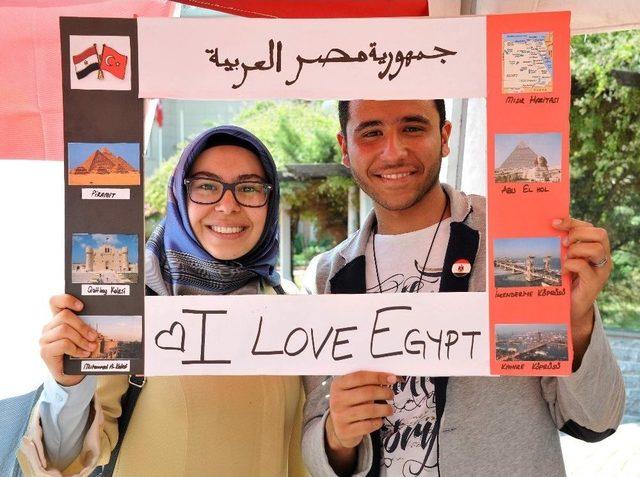 Ad&uuml;&rsquo;n&uuml;n Uluslararası &Ouml;ğrencileri, K&uuml;lt&uuml;rlerini Tanıttı 1