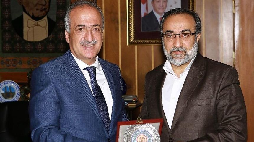 Yrd. Do&ccedil;. Dr. Ebubekir Sifil, Rekt&ouml;r Prof. Dr. &Ouml;mer &Ccedil;omaklı&rsquo;yı Ziyaret Etti