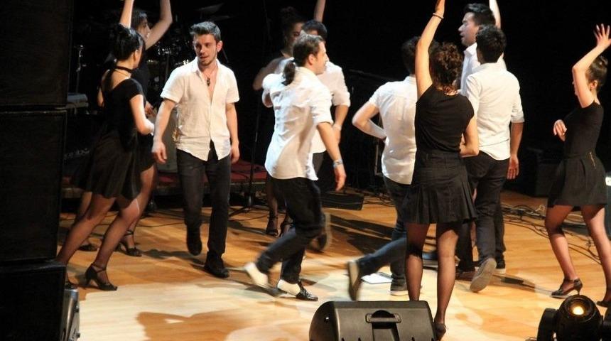 &Uuml;niversiteliler Dans Ve M&uuml;ziğe Doydu