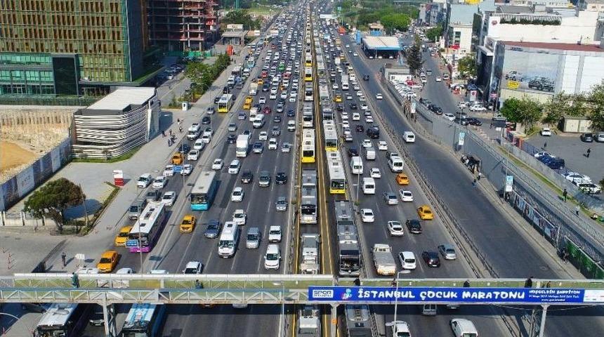 Kilometrelerce Uzunluktaki Metrob&uuml;s Kuyruğu Havadan G&ouml;r&uuml;nt&uuml;lendi
