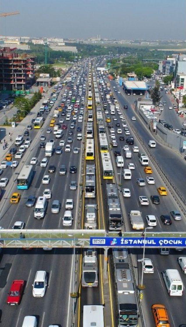 Kilometrelerce Uzunluktaki Metrobüs Kuyruğu Havadan Görüntülendi