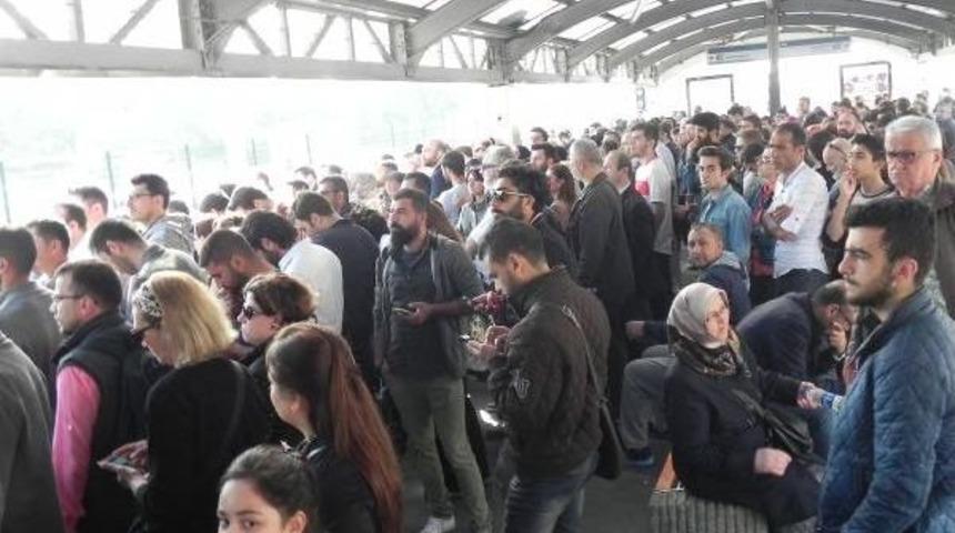 Metrob&uuml;s Arıza Yaptı, Duraklar Dolup Taştı (Geniş Haber)