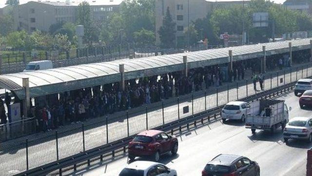 Metrobüs Arıza Yaptı, Duraklar Dolup Taştı (Geniş Haber)