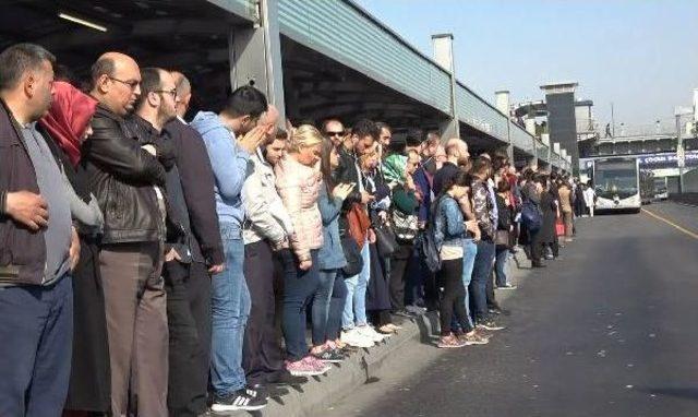 Metrobüs Arıza Yaptı, Duraklar Dolup Taştı (Geniş Haber)